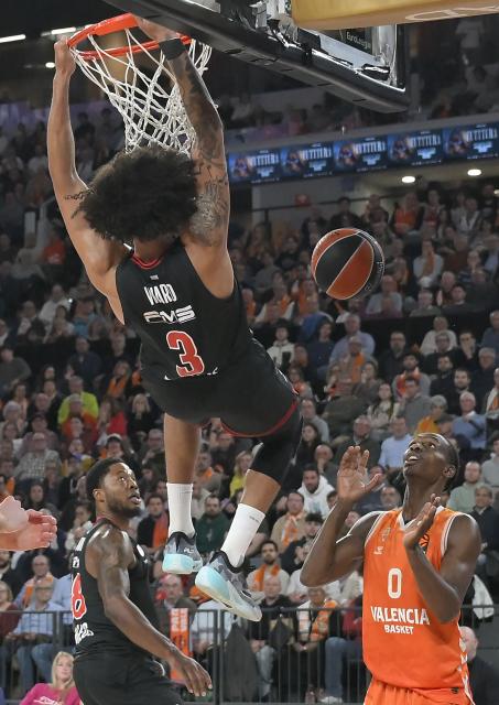 Olympiacos Piraeus' US forward #03 Tyson Ward dunks the ball during the Euroleague basketball match between Valencia Basket and Olympiacos at the Roig arena in Valencia on March 24, 2026. (Photo by Jose JORDAN / AFP)