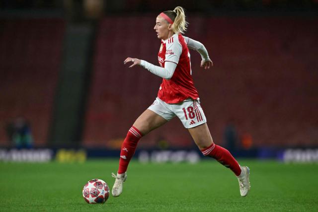 Arsenal's English striker #18 Chloe Kelly runs with the ball during the UEFA Women's Champions League quarter-final 1st leg football match between Arsenal and Chelsea at The Emirates Stadium in London on March 24, 2026. (Photo by Glyn KIRK / AFP)