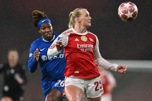 Chelsea's Canadian defender #26 Kadeisha Buchanan (L) challenges Arsenal's Swedish striker #25 Stina Blackstenius (R) during the UEFA Women's Champions League quarter-final 1st leg football match between Arsenal and Chelsea at The Emirates Stadium in London on March 24, 2026. (Photo by Glyn KIRK / AFP)