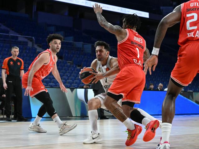 Real Madrid's Argentine guard #07 Facundo Campazzo drives the ball against Hapoel IBI Tel Aviv's US guard #01 Chris Jones during the empty-stadium Euroleague basketball match between Real Madrid Baloncesto and Hapoel IBI Tel-Aviv at the Movistar arena in Madrid on March 24, 2026. (Photo by Javier SORIANO / AFP)