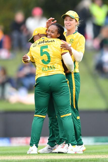 South Africa's Tumi Sekhukhune (C) celebrates with teammates after taking the wicket of New Zealand's Sophie Devine during the fifth Twenty20 international women's cricket match between New Zealand and South Africa at Hagley Oval in Christchurch on March 25, 2026. (Photo by Sanka Vidanagama / AFP)