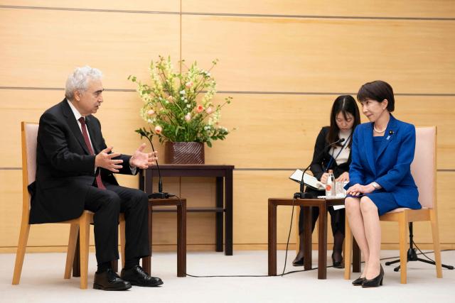 Executive Director of the International Energy Agency (IEA) Fatih Birol (L) speaks during a meeting with Japan's Prime Minister Sanae Takaichi (R) at the Prime Minister's Office in Tokyo on March 25, 2026. (Photo by Yuichi YAMAZAKI / POOL / AFP)