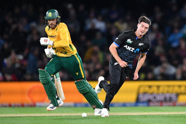 New Zealand's Zakary Foulkes (R) fields the ball as South Africa's Wiaan Mulder runs between the wickets during the fifth Twenty20 international cricket match between New Zealand and South Africa at Hagley Oval in Christchurch on March 25, 2026. (Photo by Sanka Vidanagama / AFP)