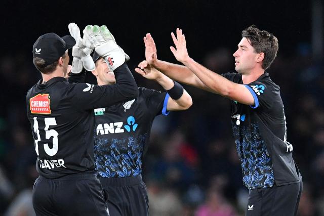 New Zealand's Zak Foulkes (R) celebrates with teammates after taking the wicket of South Africa's Tony de Zorzi during the fifth Twenty20 international cricket match between New Zealand and South Africa at Hagley Oval in Christchurch on March 25, 2026. (Photo by Sanka Vidanagama / AFP)