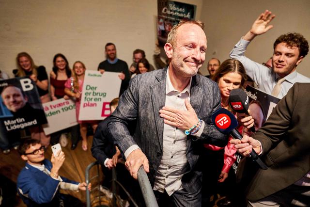 Political leader of the Social Liberal Party Martin Lidegaard (C) arrives to deliver a speech during an election party after the exit polls in Copenhagen, on March 24, 2026, during the parliamentary election in Denmark. Denmark's Social Democrats, led by Prime Minister Mette Frederiksen, finished first in the general election but posted their weakest showing in more than 120 years and the left-wing bloc failed to secure a majority. (Photo by Thomas Traasdahl / Ritzau Scanpix / AFP) / Denmark OUT