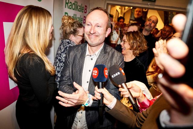 Political leader of the Social Liberal Party Martin Lidegaard (C) arrives to deliver a speech during an election party after the exit polls in Copenhagen, on March 24, 2026, during the parliamentary election in Denmark. Denmark's Social Democrats, led by Prime Minister Mette Frederiksen, finished first in the general election but posted their weakest showing in more than 120 years and the left-wing bloc failed to secure a majority. (Photo by Thomas Traasdahl / Ritzau Scanpix / AFP) / Denmark OUT