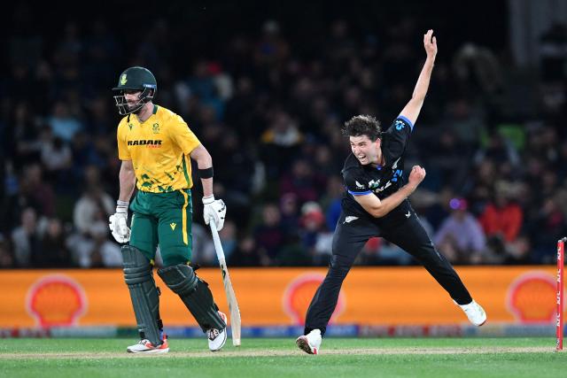 New Zealand's Zakary Foulkes (R) bawls next to South Africa's Connor Esterhuizen during the fifth Twenty20 international cricket match between New Zealand and South Africa at Hagley Oval in Christchurch on March 25, 2026. (Photo by Sanka Vidanagama / AFP)