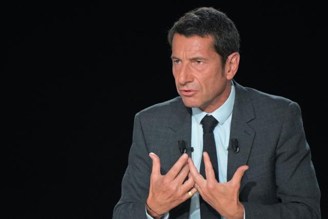 (FILES) Right wing party Les Republicains member, President of the Association of Mayors of France (AMF) and Mayor of Cannes, David Lisnard gestures as he talks during the TV show "L'Evenement" broadcasted on French TV channel France 2 in Paris on July 4, 2024, ahead of the second round of the legislative elections. The mayor of Cannes, David Lisnard on March 25, 2026, announced he was leaving French rifght wing party Les Republicains (LR) condemning a "rigged" selection process for the presidential election. (Photo by Bertrand GUAY / POOL / AFP)