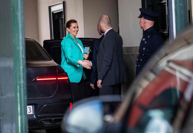 Denmark's Prime Minister Mette Frederiksen arrives at Amalienborg Palace in Copenhagen to inform the king about the election result one day after the parliamentary election on March 25, 2026. Denmark's outgoing Prime Minister Mette Frederiksen, whose party finished first in Denmark's general election, said she was prepared to carry on as head of government for another four-year term. (Photo by Martin Sylvest / Ritzau Scanpix / AFP) / Denmark OUT