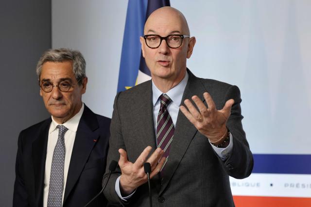 France's Economy and Finance Minister Roland Lescure addresses journalists next to Trade Minister Serge Papin during a press conference following the weekly cabinet meeting in Paris on March 25, 2026. (Photo by Ludovic MARIN / AFP)