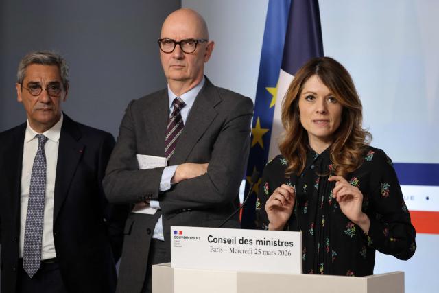France's Government Spokesperson Maud Bregeon  addresses journalists next to Trade Minister Serge Papin and Economy and Finance Minister Roland Lescure during a press conference following the weekly cabinet meeting in Paris on March 25, 2026. (Photo by Ludovic MARIN / AFP)