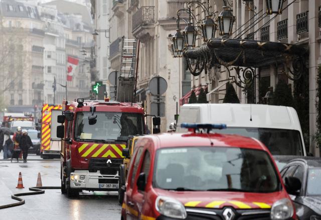 Firefighters work on the site of the Brisol Hotel where a "fairly large" fire broke out in the basement of the Hotel in Paris on March 25, 2026. Around 100 firefighters are on site to tackle this ‘fairly large ongoing fire’, the Paris Fire Brigade said, confirming a report by Europe 1. Three people have suffered minor injuries, it added. Located on Rue du Faubourg Saint-Honore, not far from the Elysee Palace, the Bristol is a luxury hotel owned by the German multinational Oetker. (Photo by STEPHANE DE SAKUTIN / AFP)