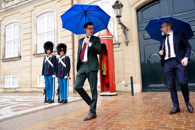 Danish politician of the Liberal Alliance political party, Alex Vanopslagh and Ole Birk Olesen attend the royal round where a royal investigator is to be appointed at Amalienborg Palace in Copenhagen, on March 25, 2026. A royal investigator explores possibilities for government formation, a role that does not guarantee becoming prime minister. (Photo by Mads Claus Rasmussen / Ritzau Scanpix / AFP) / Denmark OUT