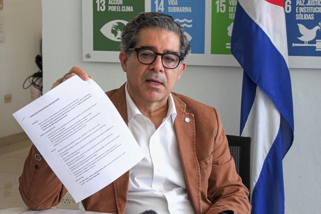 The UN permanent representative in Cuba, Francisco Pichon, shows a document as he speaks during an interview with AFP in Havana on March 9, 2026. Pichon assured that the UN is maintaining negotiations with the government of the United States to import fuel for “humanitarian purposes” to Cuba, amid the oil blockade that Washington is imposing to the island. (Photo by MAYLIN ALONSO / AFP)