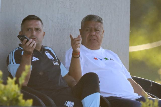 Argentine Football Association (AFA) president Claudio "Chiqui" Tapia (R) points out during a training session in Ezeiza, Buenos Aires province, Argentina on March 25, 2026. Argentina will play a friendly match against Mauritania on March 27 at the La Bombonera Stadium in Buenos Aires. (Photo by Luis ROBAYO / AFP)