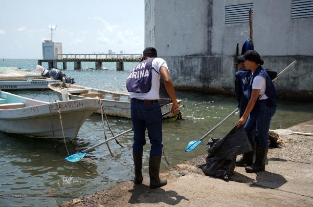Members of the Navy carry out cleanup operations in Boca del Rio, Veracruz state, Mexico, on March 25, 2026. The Mexican government said on March 25 that it has removed 128 tons of crude oil residue from the Gulf of Mexico following a spill first reported in early March. (Photo by Victoria Razo / AFP)