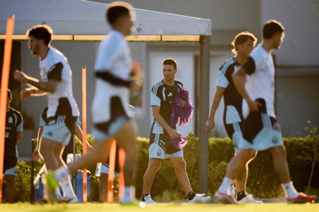 Argentina's head coach Lionel Scaloni (C) looks on during a training session in Ezeiza, Buenos Aires province on March 25, 2026. Argentina will play a friendly match against Mauritania on March 27 at the La Bombonera Stadium in Buenos Aires. (Photo by Luis ROBAYO / AFP)