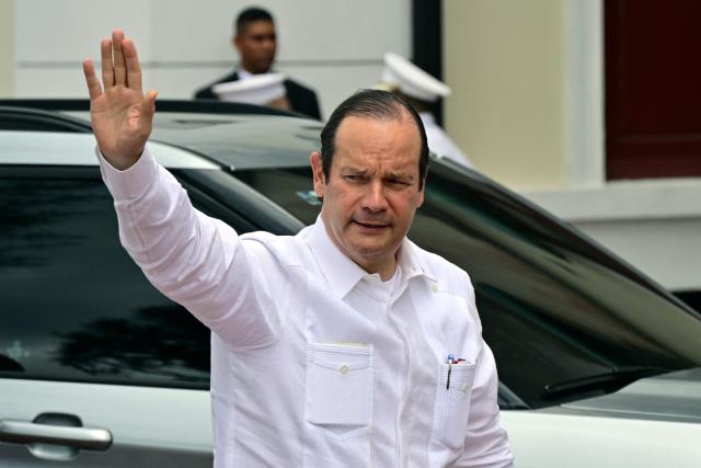 (FILES) Panama's Foreign Minister Javier Martinez-Acha waves on arrival at the Las Garzas presidential palace in Panama City, for a meeting with Panama's President Jose Raul Mulino and Colombia's President Gustavo Petro on March 28, 2025. Panama's Foreign Minister, Javier Martinez-Acha, will meet in Havana with the ten Panamanians detained in Cuba in February 2026 on charges of alleged “propaganda” against the communist government, Cuban television reported on March 25, 2026. (Photo by MARTIN BERNETTI / AFP)