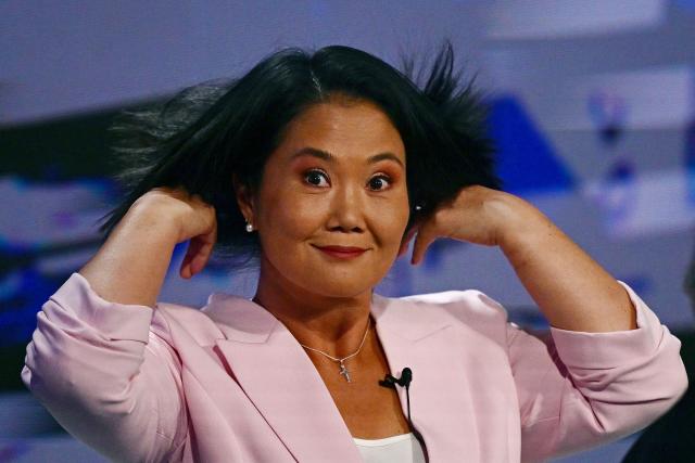 TOPSHOT - Peru's presidential candidate Keiko Fujimori, for the Fuerza Popular party, fixes her hair during the third round of debates on tackling crime and corruption at the Lima Convention Center in Lima on March 25, 2026. Peru will hold presidential elections on April 12. (Photo by ERNESTO BENAVIDES / AFP)