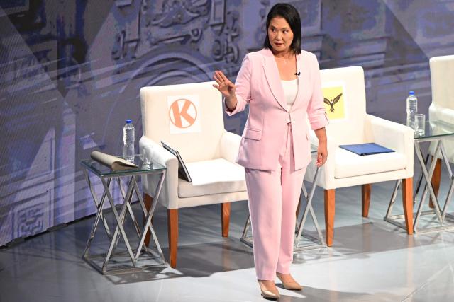 Peru's presidential candidate Keiko Fujimori, for the Fuerza Popular party, waves during the third round of debates on tackling crime and corruption at the Lima Convention Center in Lima on March 25, 2026. Peru will hold presidential elections on April 12. (Photo by ERNESTO BENAVIDES / AFP)