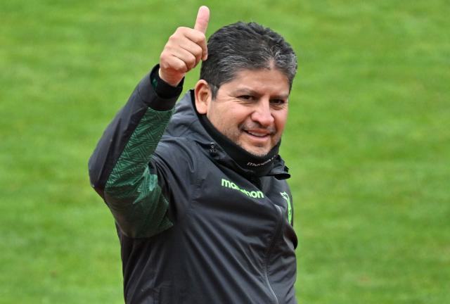 (FILES) Bolivia's head coach Oscar Villegas thumbs up during training session at the Hernando Siles Stadium in La Paz on March 24, 2025. On March 25, 2026, Bolivia's head coach, Oscar Villegas, said that the March 26 match against Suriname in the semifinals of the intercontinental playoff for the 2026 World Cup in North America is not the game of their lives. (Photo by AIZAR RALDES / AFP)