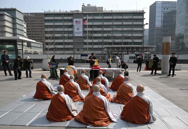 South Korean Buddhist monks attend a prayer service opposing the war on Iran in front of the US embassy in Seoul on March 26, 2026. (Photo by Jung Yeon-je / AFP)