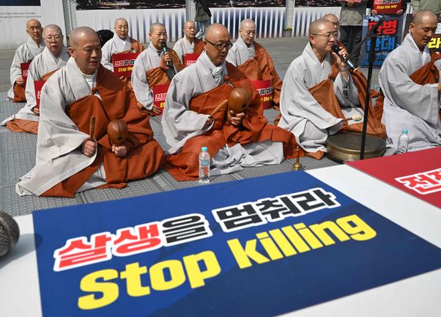 South Korean Buddhist monks attend a prayer service opposing the war on Iran in front of the US embassy in Seoul on March 26, 2026. (Photo by Jung Yeon-je / AFP)