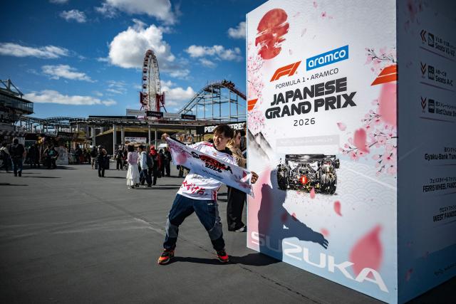 A fan poses ahead of the Formula One Japanese Grand Prix in Suzuka on March 26, 2026. (Photo by Philip FONG / AFP)