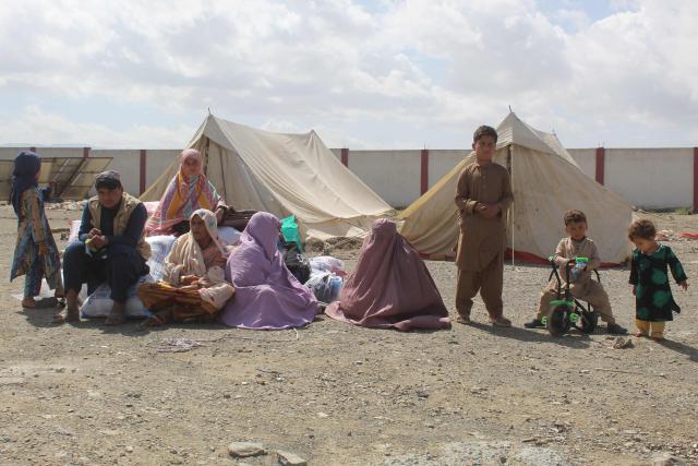 Afghan refugees await deportation to Afghanistan near the Pakistan–Afghanistan border in Chaman on March 26, 2026.  (Photo by Abdul BASIT / AFP)