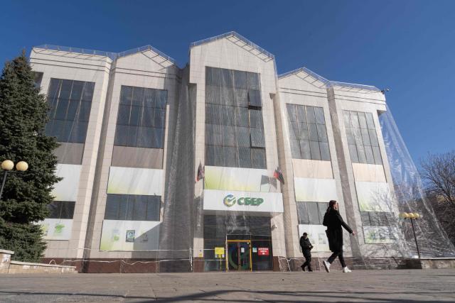 Anti-drone netting covers the entrance to a bank office in Belgorod, the main city of Russia's western Belgorod region bordering Ukraine, on March 12, 2026, amid the ongoing Russian-Ukrainian conflict. (Photo by Andrey BORODULIN / AFP)
