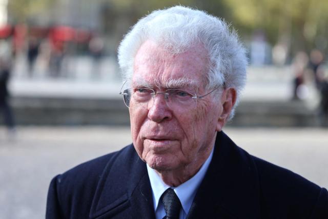 Former Minister Pierre Joxe arrives at a national tribute to former French Prime Minister Lionel Jospin at the Hotel des Invalides in Paris on March 26, 2026. Born on July 12, 1937, former French prime minister Lionel Jospin, a Socialist who introduced the 35-hour work week and civil partnerships for gay couples, has died aged 88, his family said on March 23, 2026. (Photo by Ludovic MARIN / AFP)