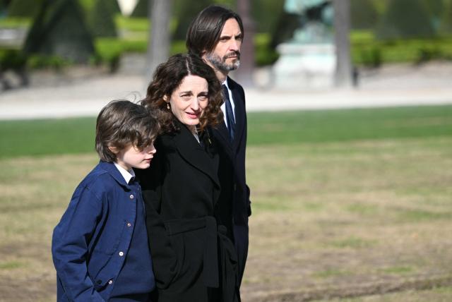 Daughter of Lionel Jospin, French artist Eva Jospin and her partner Italian film director Adriano Valerio arrive at a national tribute to former French Prime Minister Lionel Jospin at the Hotel des Invalides in Paris on March 26, 2026. Born on July 12, 1937, former French prime minister Lionel Jospin, a Socialist who introduced the 35-hour work week and civil partnerships for gay couples, has died aged 88, his family said on March 23, 2026. (Photo by Bertrand GUAY / AFP)