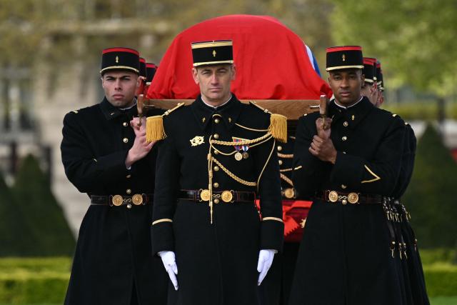 TOPSHOT - French Republican Guards carry the coffin of French Prime Minister Lionel Jospin during a national tribute at the Hotel des Invalides in Paris on March 26, 2026. Born on July 12, 1937, former French prime minister Lionel Jospin, a Socialist who introduced the 35-hour work week and civil partnerships for gay couples, has died aged 88, his family said on March 23, 2026. (Photo by Bertrand GUAY / AFP)
