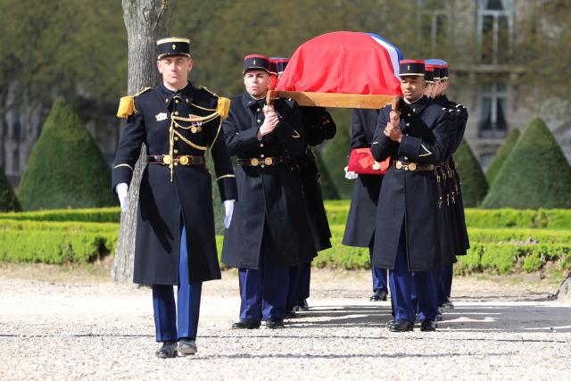 French Republican Guards carry the coffin of French Prime Minister Lionel Jospin during a national tribute at the Hotel des Invalides in Paris on March 26, 2026. Born on July 12, 1937, former French prime minister Lionel Jospin, a Socialist who introduced the 35-hour work week and civil partnerships for gay couples, has died aged 88, his family said on March 23, 2026. (Photo by Ludovic MARIN / AFP)