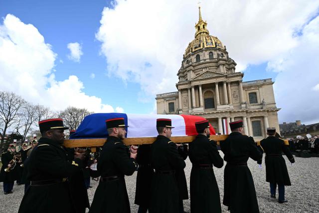 French Republican Guards carry the coffin of French Prime Minister Lionel Jospin during a national tribute at the Hotel des Invalides in Paris on March 26, 2026. Born on July 12, 1937, former French prime minister Lionel Jospin, a Socialist who introduced the 35-hour work week and civil partnerships for gay couples, has died aged 88, his family said on March 23, 2026. (Photo by Bertrand GUAY / AFP)
