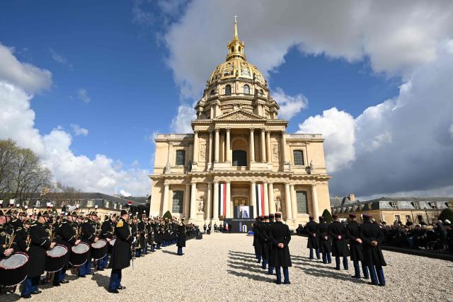 Frecnh Republican Guards stand during a national tribute to former French Prime Minister Lionel Jospin at the Hotel des Invalides in Paris on March 26, 2026. Born on July 12, 1937, former French prime minister Lionel Jospin, a Socialist who introduced the 35-hour work week and civil partnerships for gay couples, has died aged 88, his family said on March 23, 2026. (Photo by Bertrand GUAY / AFP)