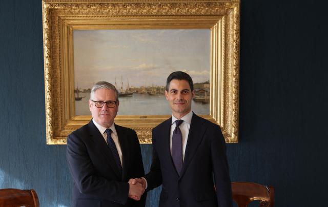 British Prime Minister Keir Starmer (L) and Dutch Prime Minister Rob Jetten shake hands during a bilateral meeting at the Joint Expeditionary Force JEF Leaders’ Summit in Helsinki, Finland on March 26, 2026. (Photo by Adrian Dennis / POOL / AFP)