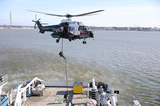 Members of the Finnish Border Guard take part in an exercise, during the JEF leaders' visit on the Finnish Border Guard offshore patrol vessel Turva, prior the Joint Expeditionary Force JEF Leaders’ Summit in Helsinki, Finland on March 26, 2026. The topics on the agenda include support from the JEF countries to Ukraine and the overall security situation in Europe. (Photo by Adrian DENNIS / POOL / AFP)