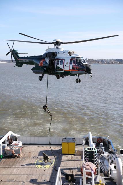 Members of the Finnish Border Guard take part in an exercise, during the JEF leaders' visit on the Finnish Border Guard offshore patrol vessel Turva, prior the Joint Expeditionary Force JEF Leaders’ Summit in Helsinki, Finland on March 26, 2026. The topics on the agenda include support from the JEF countries to Ukraine and the overall security situation in Europe. (Photo by Adrian DENNIS / POOL / AFP)
