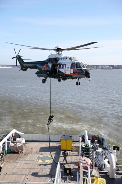 Members of the Finnish Border Guard take part in an exercise, during the JEF leaders' visit on the Finnish Border Guard offshore patrol vessel Turva, prior the Joint Expeditionary Force JEF Leaders’ Summit in Helsinki, Finland on March 26, 2026. The topics on the agenda include support from the JEF countries to Ukraine and the overall security situation in Europe. (Photo by Adrian DENNIS / POOL / AFP)