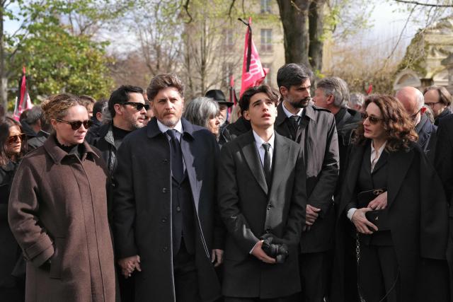 Relatives attend the funeral of former French Prime Minister Lionel Jospin at the Montparnasse Cemetery in Paris on March 26, 2026. Born on July 12, 1937, former French prime minister Lionel Jospin, a Socialist who introduced the 35-hour work week and civil partnerships for gay couples, has died aged 88, his family said on March 23, 2026. (Photo by Thomas SAMSON / AFP)