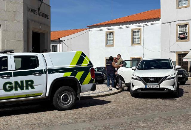 Police escort Cedric Prizzon (R),  suspected of a double-homicide and kidnapping into the courthouse in Vila Nova de Foz Coa, Guarda, northeastern Portugal on March 26, 2026. The bodies of two women who had been missing in the southwest of France since Friday were found in Portugal on Wednesday, “buried in an isolated location,” the Portuguese judicial police announced, following the arrest the previous day of the Frenchman suspected of abducting and holding them, who is the ex-partner of one and the current partner of the other. (Photo by Levi FERNANDES / AFP)