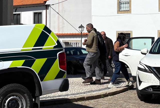 Police escort Cedric Prizzon (L),  suspected of a double-homicide and kidnapping into the courthouse in Vila Nova de Foz Coa, Guarda, northeastern Portugal on March 26, 2026. The bodies of two women who had been missing in the southwest of France since Friday were found in Portugal on Wednesday, “buried in an isolated location,” the Portuguese judicial police announced, following the arrest the previous day of the Frenchman suspected of abducting and holding them, who is the ex-partner of one and the current partner of the other. (Photo by Levi FERNANDES / AFP)