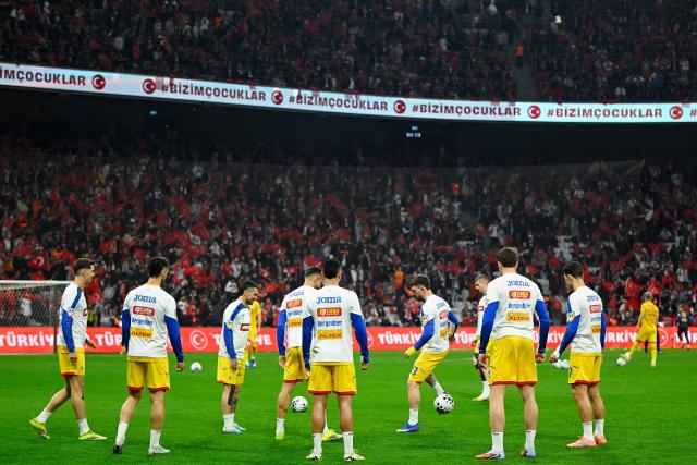 Romania's team warms up ahead of the play-off FIFA World Cup 2026 European qualification knockout semi-final football match between Turkey and Romania at Besiktas Park stadium, in Istanbul on March 26, 2026. (Photo by YASIN AKGUL / AFP)