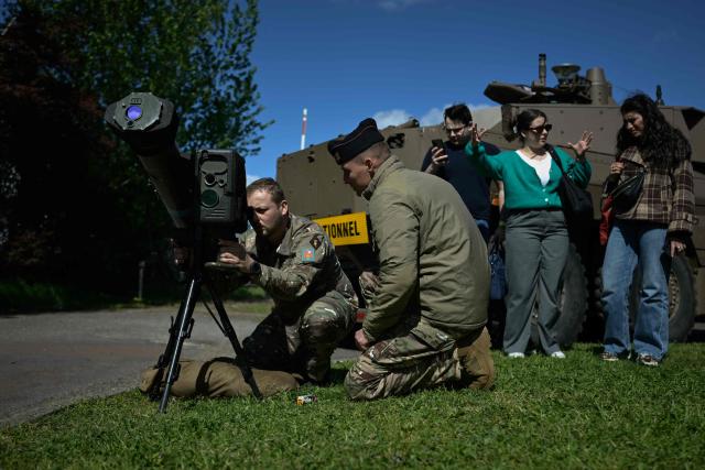 French soldiers demonstrate an anti-tank missile system to young visitors during the Orion Jeunesse day at the Arts et Métiers campus in Talence, near Bordeaux, south-western France, on March 26, 2026. The Orion Jeunesse day, held as part of France's Orion 26 national military exercise, invited young people aged 15 to 25 to discover defence and resilience activities. (Photo by Philippe LOPEZ / AFP)