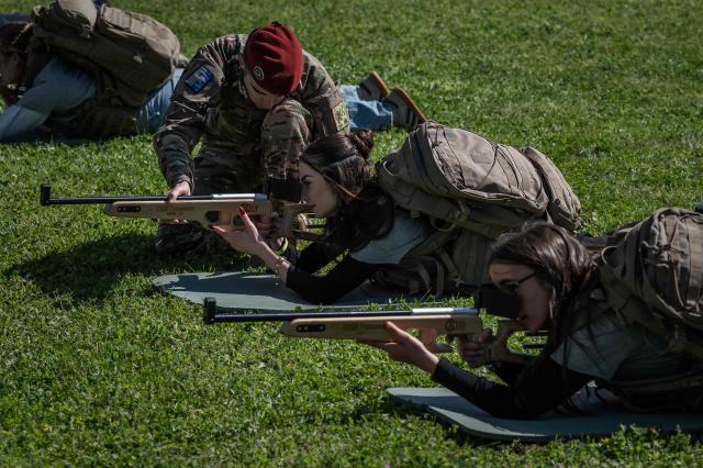A French soldier guides a young participant taking aim with a laser training rifle during a shooting workshop at the Arts et Métiers campus in Talence, near Bordeaux, south-western France, on March 26, 2026. The Orion Jeunesse day, held as part of France's Orion 26 national military exercise, invited young people aged 15 to 25 to discover defence and resilience activities. (Photo by Philippe LOPEZ / AFP)