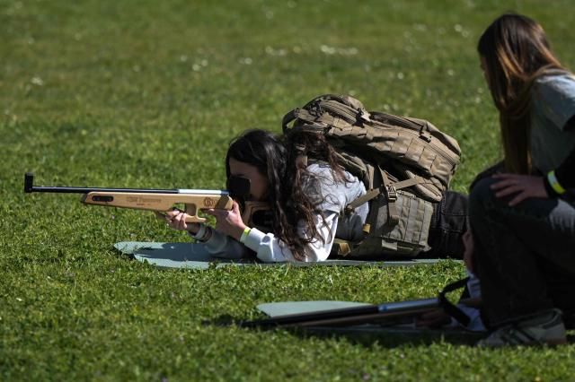 A young participant aims with a laser training rifle during a shooting workshop at the Arts et Métiers campus in Talence, near Bordeaux, south-western France, on March 26, 2026. The Orion Jeunesse day, held as part of France's Orion 26 national military exercise, invited young people aged 15 to 25 to discover defence and resilience activities. (Photo by Philippe LOPEZ / AFP)