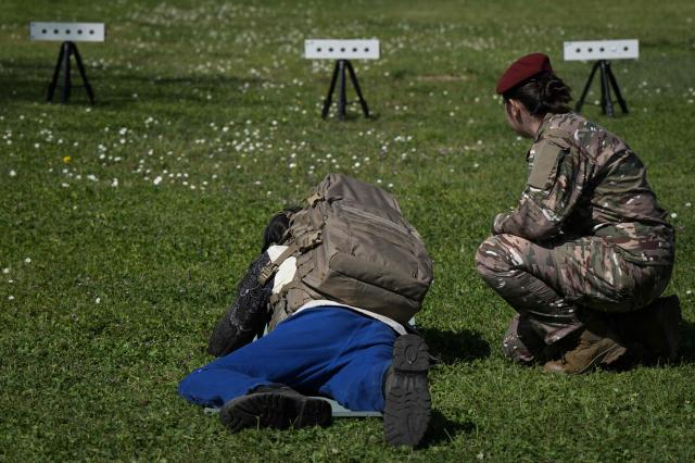 A young participant aims with a laser training rifle during a shooting workshop at the Arts et Métiers campus in Talence, near Bordeaux, south-western France, on March 26, 2026. The Orion Jeunesse day, held as part of France's Orion 26 national military exercise, invited young people aged 15 to 25 to discover defence and resilience activities. (Photo by Philippe LOPEZ / AFP)