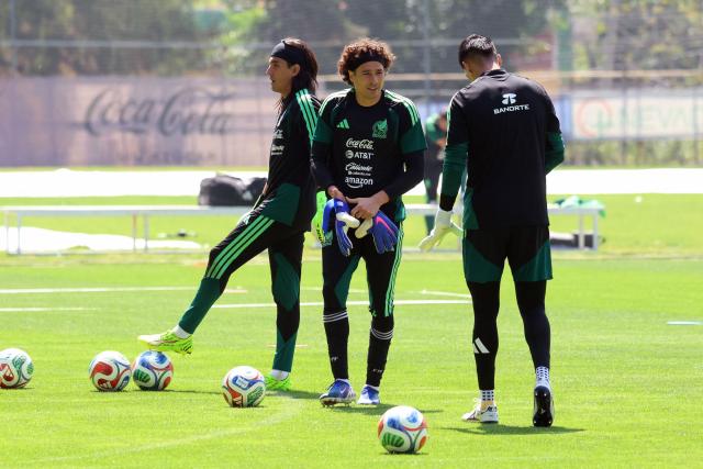 Mexico's goalkeepers Carlos Acevedo (L), Guillermo Ochoa (C) and Raul Rangel take part in a training session in Mexico City on March 26, 2026. Mexico will play a friendly match against Portugal on March 28 at the Banorte Stadium (formerly known as Azteca Stadium) in Mexico City. (Photo by Luis CORTES / AFP)