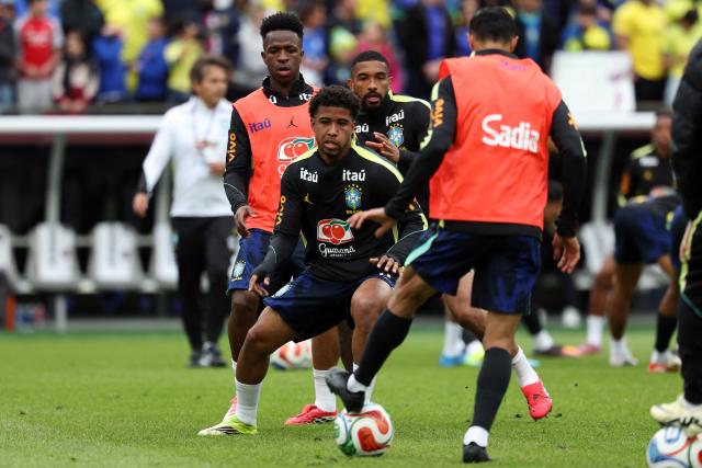 (L-R) Brazil's forward #10 Vinicius Junior, Brazil's midfielder #08 Andrey Santos and Brazil's defender #14 Bremer warm up ahead of a friendly football match between Brazil and France at Gillette Stadium in Foxborough, Massachusetts, on March 26, 2026. (Photo by FRANCK FIFE / AFP)